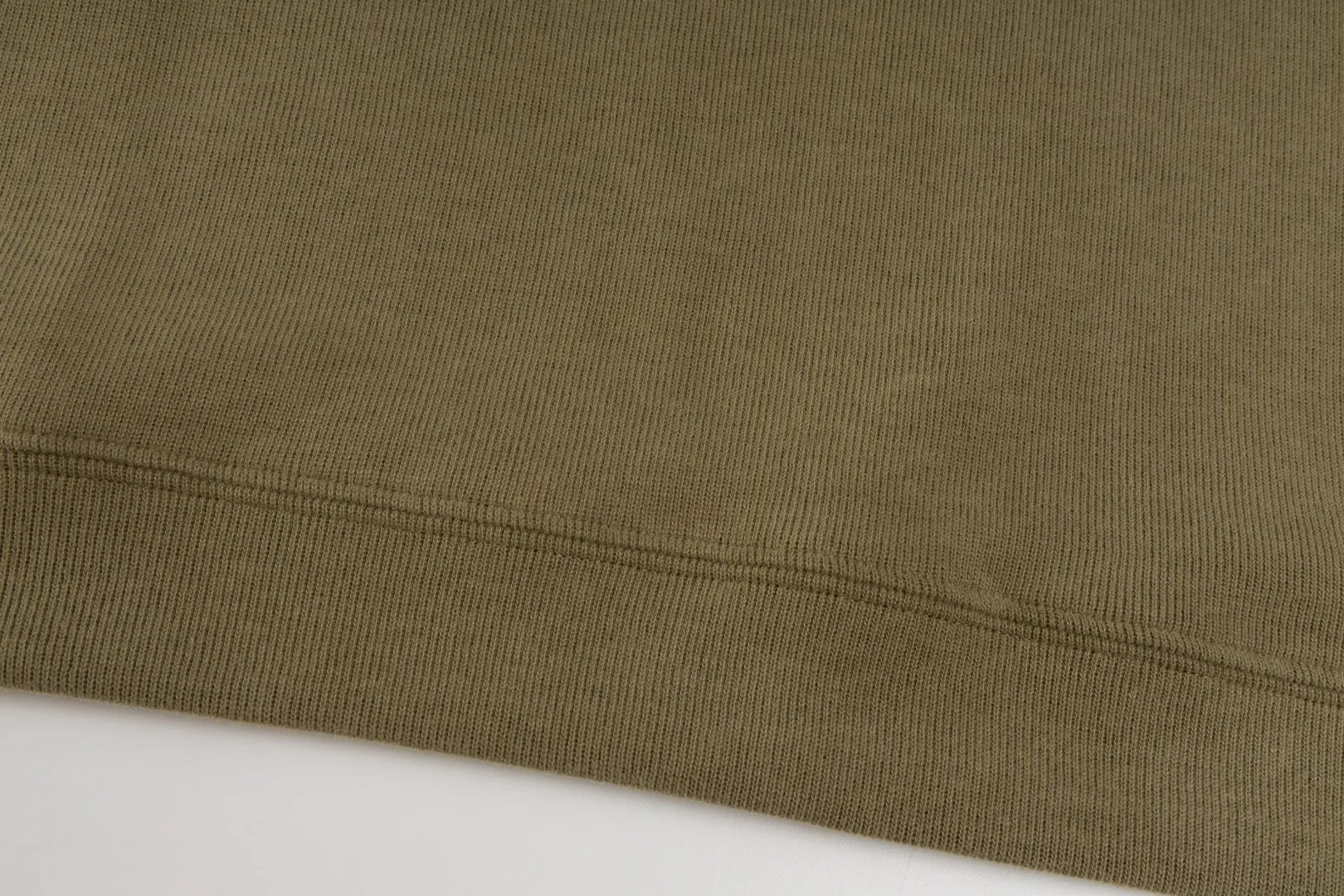P230 #R97 Ralph lauren twelve-color embroidered pony logo half-zip high-neck long-sleeved knitted sweatshirt. The same style for men and women. The new half-zip sweatshirt for couples to wear in autumn is here! This kind of sweatshirt is really popular this year, even more popular than the hooded sweatshirt. Open the zipper and it can be used as a large lapel, which makes it more fashionable. The color of the classic design of the little war horse on the chest is matched with the embroidery. The simple zipper design echoes the brand logo, so you don’t need to match too much. The sweater version is loose enough! The fabric is custom-woven and dyed 100 cotton. 320g high gram weight 100% cotton knitted cotton with a certain thickness. The fabric is soft and comfortable, and the three-dimensional fabric is full of texture. The stitching is three needles and five threads, which is beautiful and strong. The pattern is also good. Although it is loose, it does not look bulky! - It is not a popular color scheme on the street. The color is pure and highly recommended. The upper body has a particularly high rate of turning heads. Loose style. Big drop shoulder OS style. Same style for men and women. Couple wear. Versatile and practical! Color: Gray, navy, khaki, green label, oatmeal brown label, apricot, black, army green, burgundy, pink, dark gray, light blue, white. Size: S M L XL Length: 70/72/74/76 Bust: 53.5/55.5/57.5/58.5 Shoulder width: 44/45/46/47 Sleeve length: 61/62/63/64